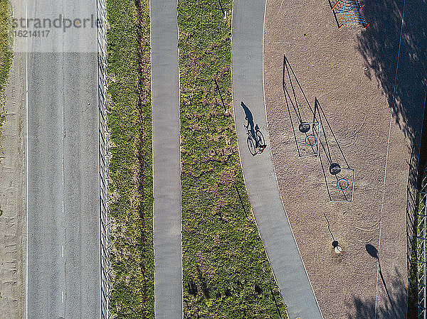 Russland  Tichwin  Mann fährt Fahrrad auf Weg in der Nähe Park Spielplatz  Luftaufnahme
