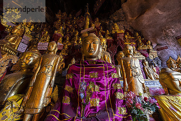 Myanmar  Shan-Staat  Pindaya  Goldene Buddha-Statuen in den Höhlen von Pindaya