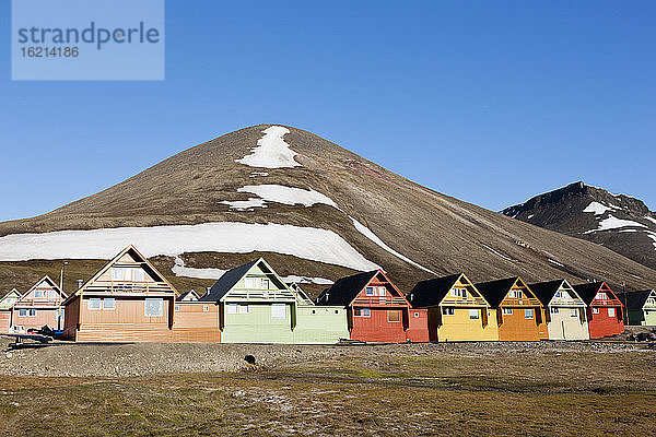 Europa  Norwegen  Spitzbergen  Svalbard  Longyearbyen  Blick auf bunte Häuser mit Bergen