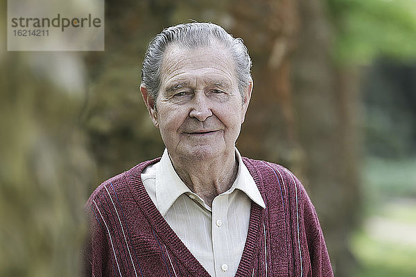 Deutschland  Köln  Porträt eines älteren Mannes im Park  Nahaufnahme