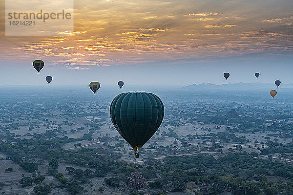 Myanmar  Region Mandalay  Bagan  Heißluftballons in der nebligen Morgendämmerung