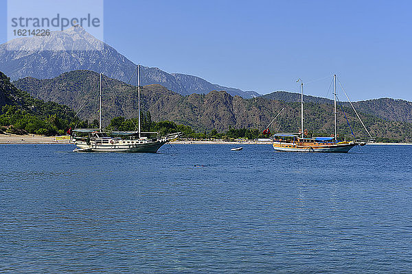 Türkei  Blick auf Touristenboote am Strand von Cirali