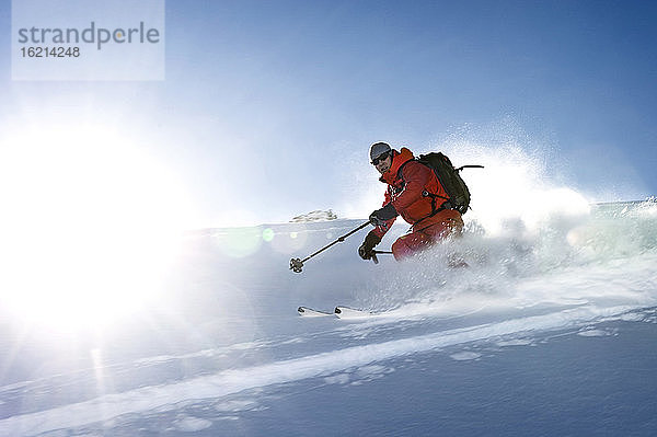 Österreich  Mann beim Skifahren im Pulverschnee im Salzburger Land