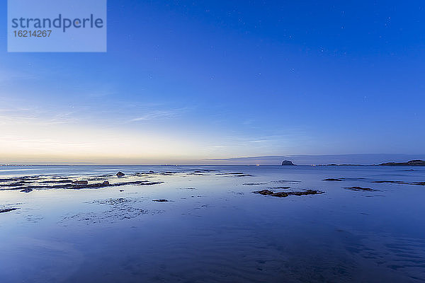 UK  Schottland  North Berwick  Ufer des Firth of Forth in der blauen Abenddämmerung