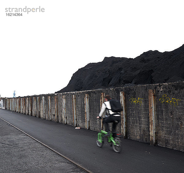 Deutschland  Offenbach  Radfahrer passiert Betonmauer