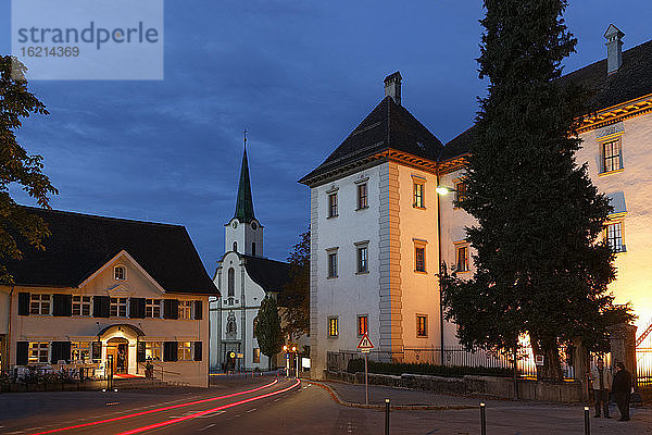 Österreich  Vorarlberg  Blick auf Schloss Hohenems in der Abenddämmerung