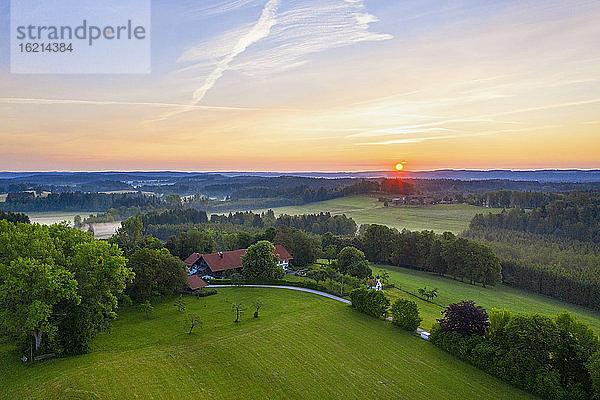 Deutschland  Bayern  Oberbayern  Tolzer Land  bei Eurasburg  Weiler  Felder bei Sonnenaufgang  Luftaufnahme
