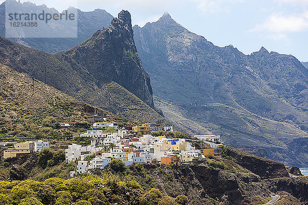 Spanien  Steilküste in Anaga Bergstrand mit Playa del Roque de las Bodegas