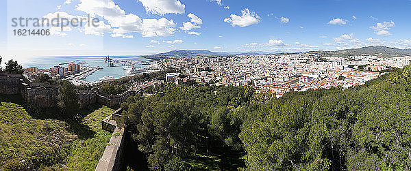 Spanien  Malaga  Blick von der Burg Alcazaba am Hafen