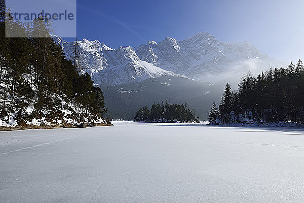 Deutschland  Bayern  Blick auf das Wettersteingebirge zwischen Waxenstein und Zugspitze