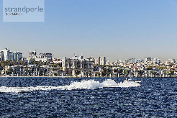 Türkei  Istanbul  Blick auf den Dolmabahce-Palast