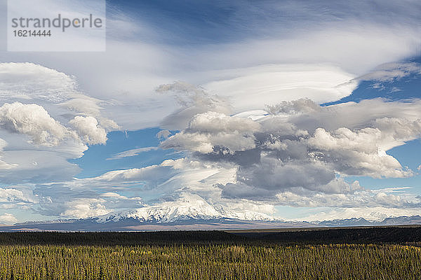 USA  Alaska  Blick auf Mount Sanford und Mount Drum