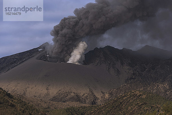 Japan  Blick auf den Vulkanausbruch von Sakurajima