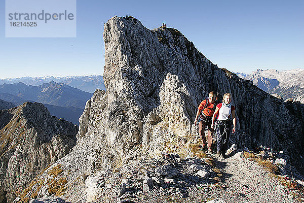 Deutschland  Paar beim Wandern in den Mittenwalder Alpen