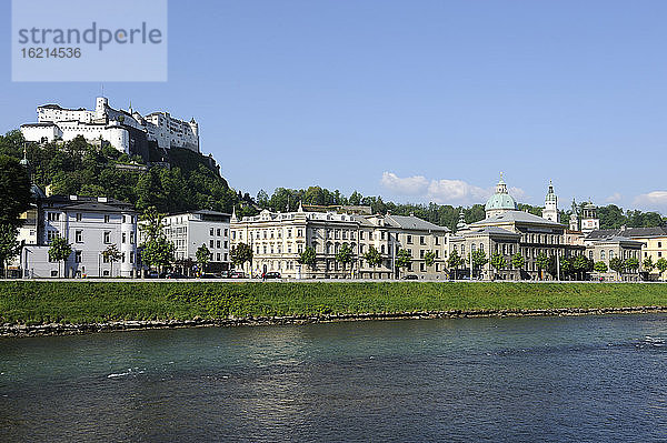 Österreich  Salzburg  Blick auf Burg Hohensalzburg und Universität an der Salzach