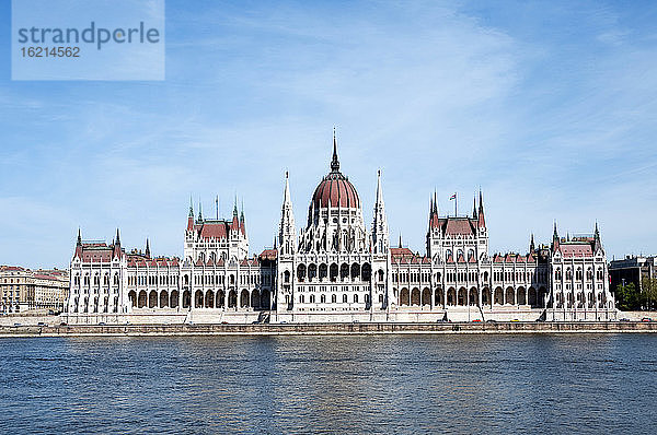 Ungarn  Budapest  Blick auf das Parlamentsgebäude und die Donau