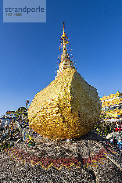 Myanmar  Mon-Staat  Kyaiktiyo-Pagode  Goldener Felsen