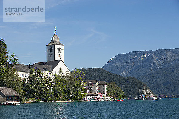Österreich  Blick auf die Wallfahrtskirche in St. Wolfgang  im Vordergrund der Wolfgangsee