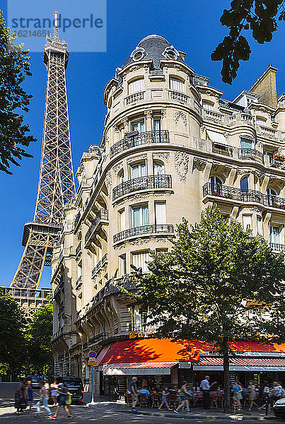 Gebäude gegen den Eiffelturm  Paris  Frankreich