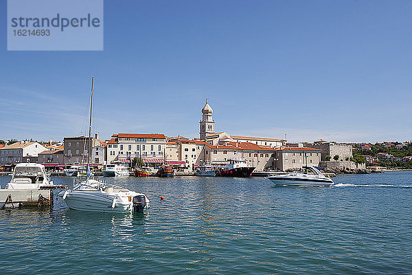 Kroatien  Krk  Blick auf die Hafenpromenade