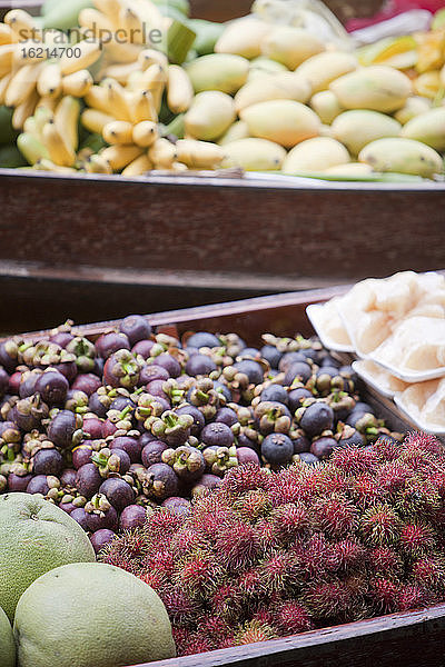 Thailand  Bangkok  Früchte auf dem schwimmenden Markt