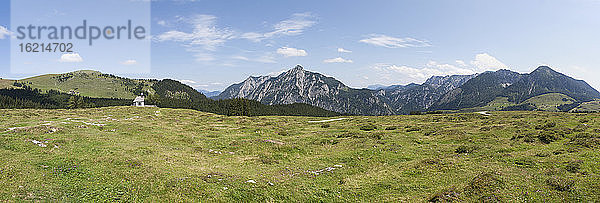 Österreich  Blick auf eine Alm mit Postalmkapelle und Rinnkogel im Hintergrund