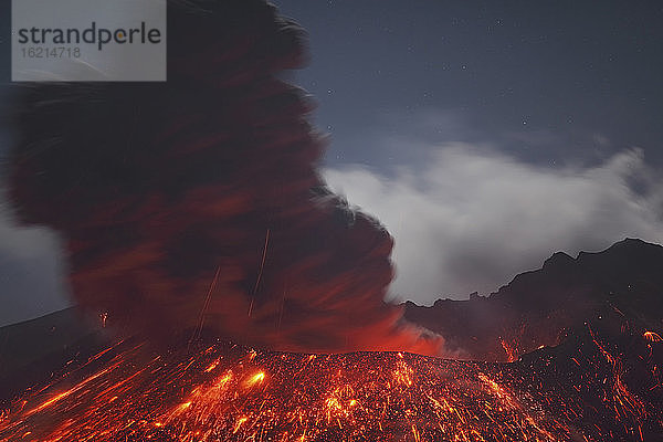 Japan  Blick auf die ausbrechende Lava des Vulkans Sakurajima