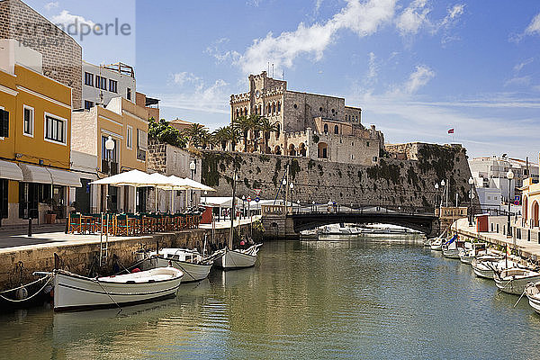 Spanien  Menorca  Ciutadella  Blick auf den Fischereihafen mit Rathaus