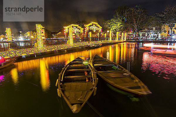 Vietnam  Hoi An  Boote auf dem Fluss in der Altstadt bei Nacht beleuchtet