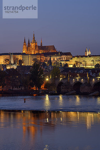 Tschechische Republik  Prag  Karlsbrücke über der Moldau in der Abenddämmerung mit der Prager Burg im Hintergrund