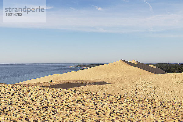 Idyllische Aussicht auf Sanddünen und Atlantik gegen den Himmel  Düne von Pilat  Nouvelle-Aquitaine  Frankreich