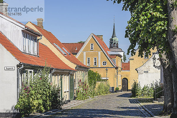 Dänemark  Region Süddänemark  Aeroskobing  Alte Stadthäuser entlang einer Kopfsteinpflasterstraße