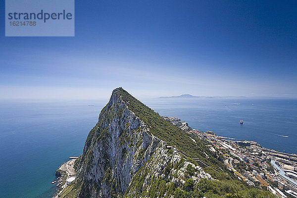 Gibraltar  Blick auf Berggipfel und Mittelmeer