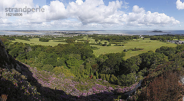 Irland  Leinster  Grafschaft Fingal  Blick auf Rhododendron-Gärten mit Golfplatz