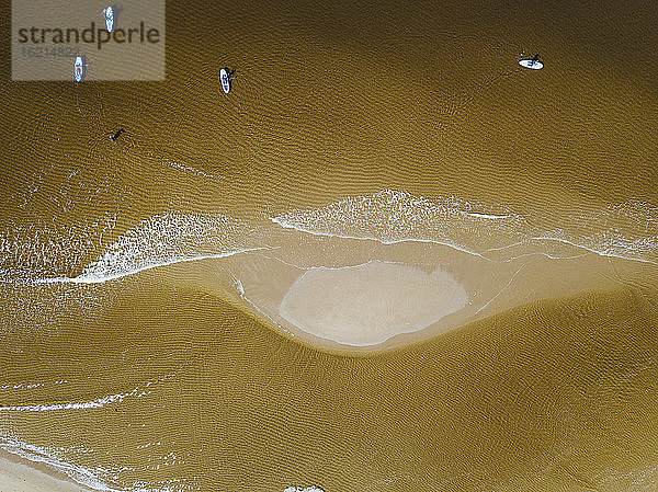 Luftaufnahme von Surfern am Sandstrand der Barentssee