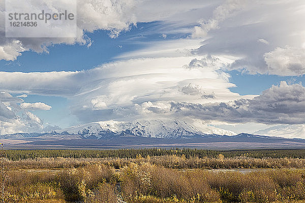 USA  Alaska  Blick auf Mount Sanford und Mount Drum