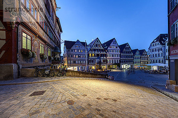 Deutschland  Baden Württemberg  Marktplatz mit Rathaus in der Abenddämmerung