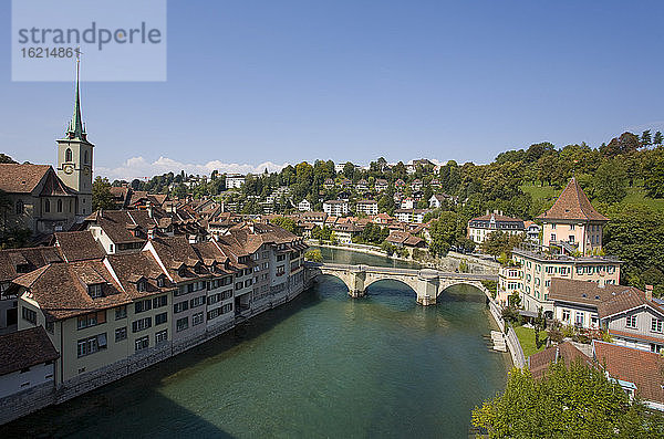 Schweiz  Altstadt von Bern  Gebäude und Brücke entlang der Aare