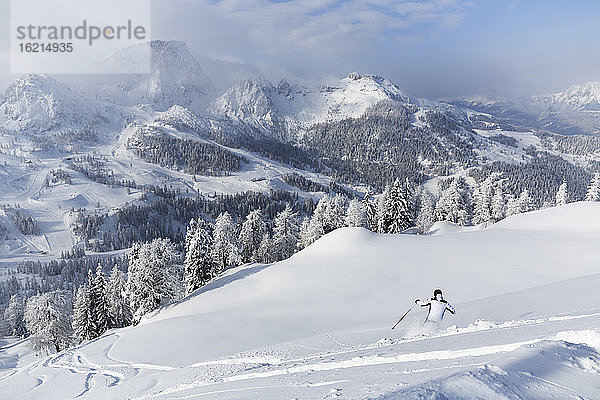Österreich  Kärnten  Person beim Skifahren im Schnee