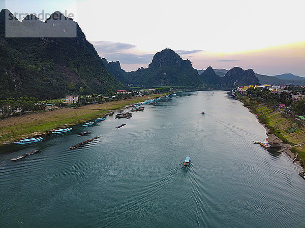 Vietnam  Provinz Quang Binh  Luftaufnahme des Con-Flusses in der Abenddämmerung