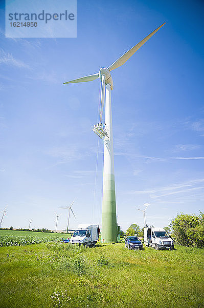 Deutschland  Sachsen  Blick auf eine Windkraftanlage im Windpark