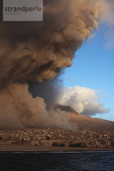 Plymouth  Montserrat  Karibik  Asche über Wolken von Eruption
