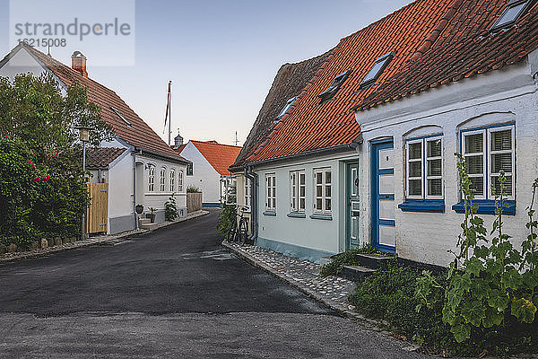 Dänemark  Region Süddänemark  Marstal  Alte Stadthäuser entlang einer leeren Straße