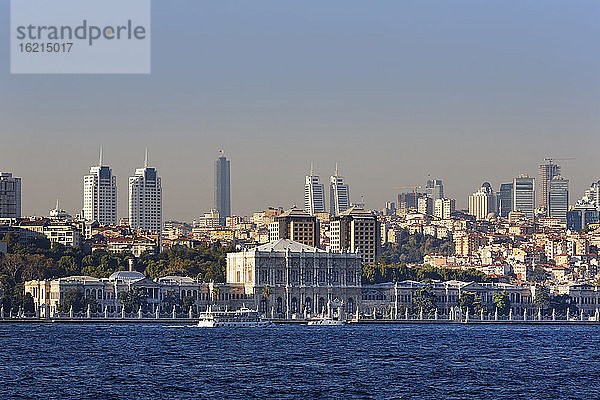 Türkei  Istanbul  Blick auf den Dolmabahce-Palast am Bosporus