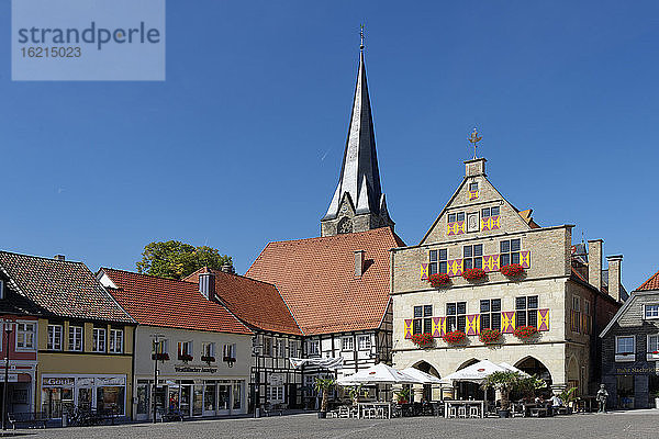Deutschland  Nordrhein-Westfalen  Marktplatz mit Rathaus und St. Christophorus-Kirche