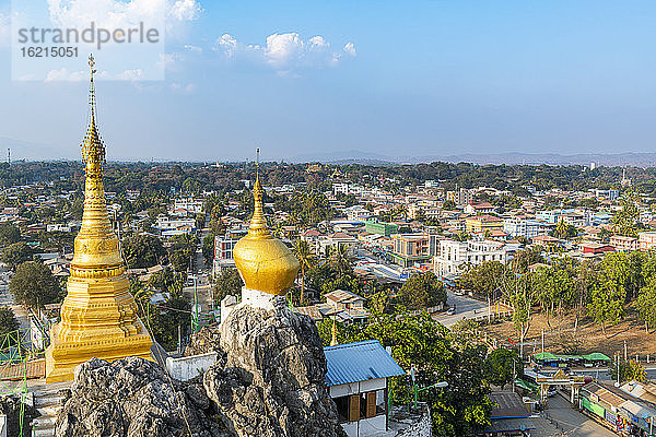 Myanmar  Staat Kayah  Loikaw  Taung Kwe Pagode mit Blick auf die Stadt unten