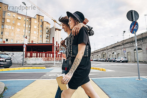 Mann mit Hand auf der Schulter seiner Freundin auf der Straße in der Stadt