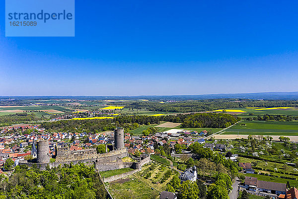 Deutschland  Hessen  Munzenberg  Blick aus dem Hubschrauber auf Schloss Munzenberg und das umliegende Dorf im Sommer