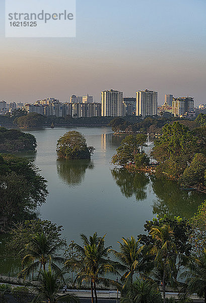 Myanmar  Yangon  Kandawgyi-See mit Stadtsilhouette bei Sonnenuntergang  Luftaufnahme