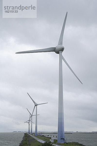 Niederlande  Ijsselmeer  Blick auf Windkraftanlage auf Damm